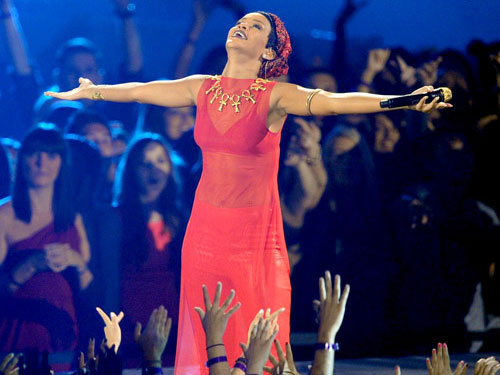 Ca sĩ Rihanna đưa tà áo dài lên sân khấu ca nhạc.